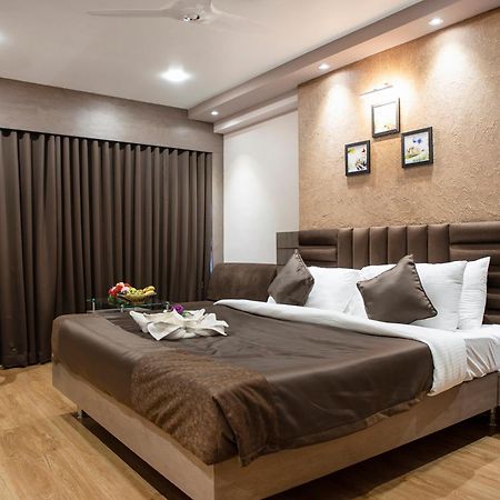 Hotel Rajmahal Guwahati Exteriör bild