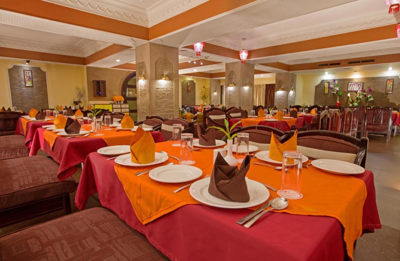 Hotel Rajmahal Guwahati Exteriör bild