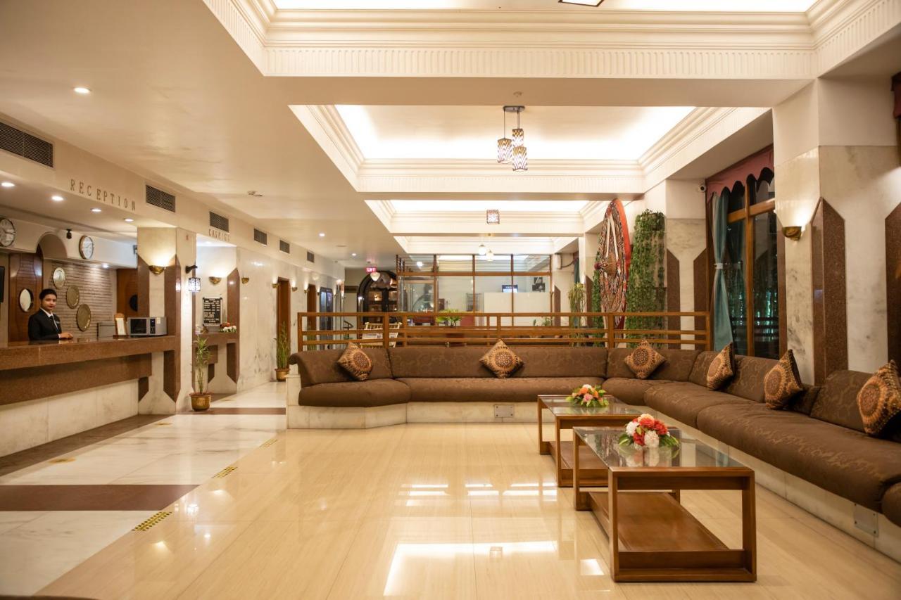 Hotel Rajmahal Guwahati Exteriör bild