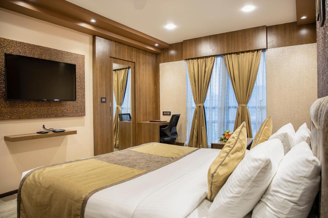 Hotel Rajmahal Guwahati Exteriör bild