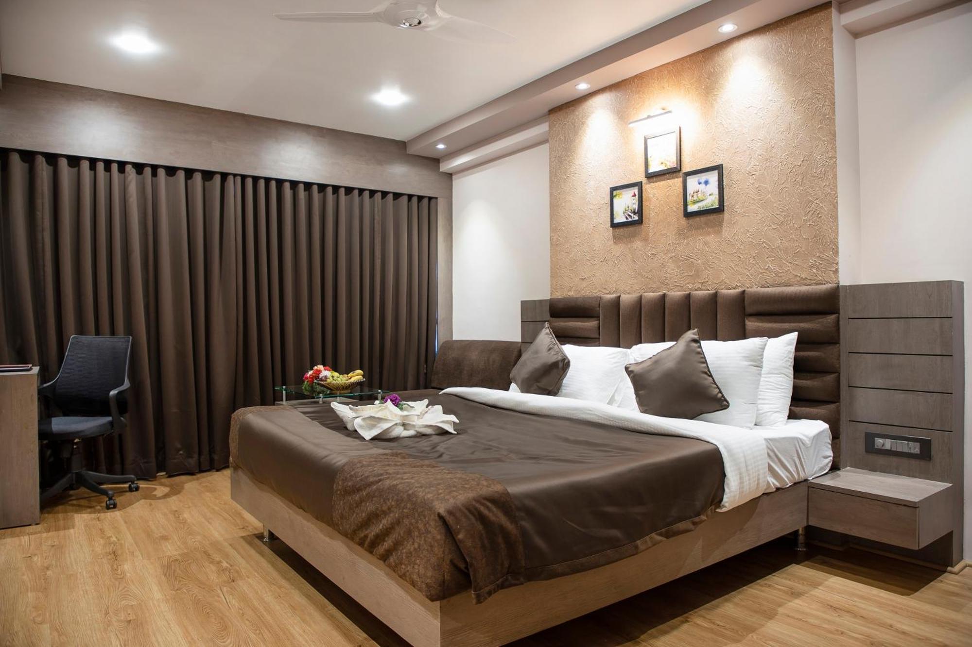 Hotel Rajmahal Guwahati Exteriör bild