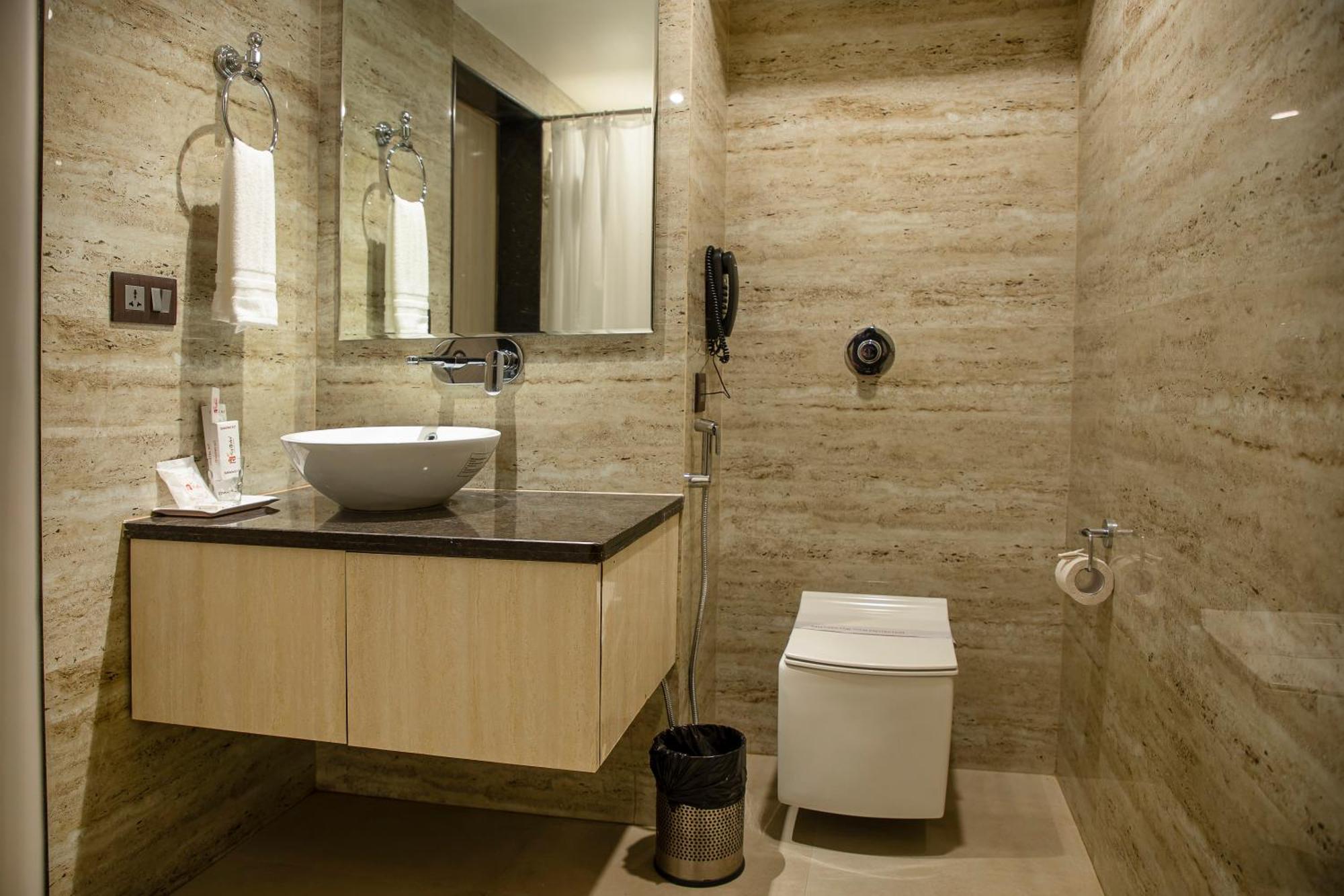 Hotel Rajmahal Guwahati Exteriör bild
