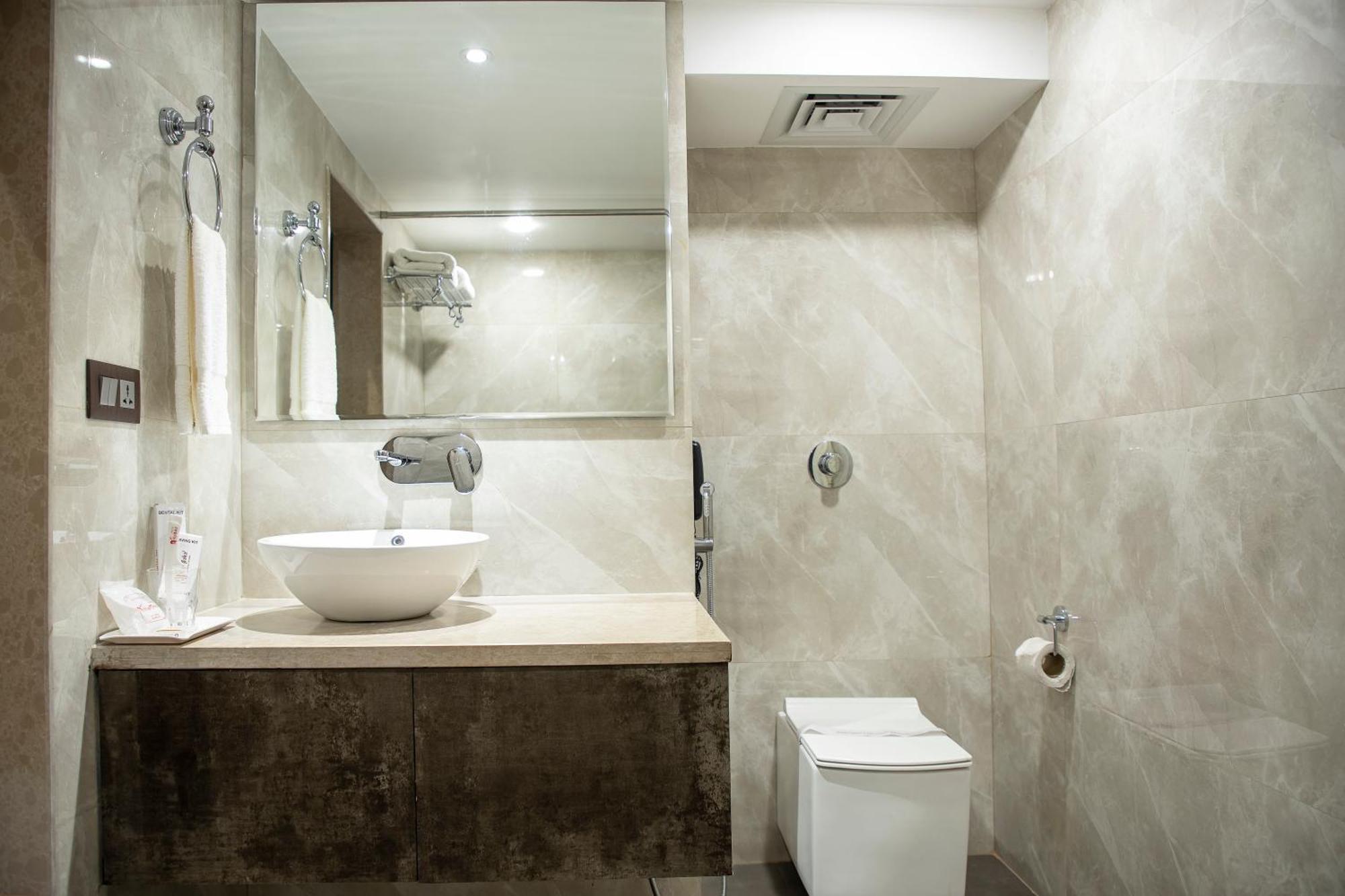 Hotel Rajmahal Guwahati Exteriör bild