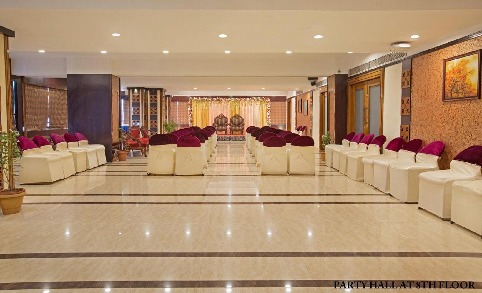 Hotel Rajmahal Guwahati Exteriör bild
