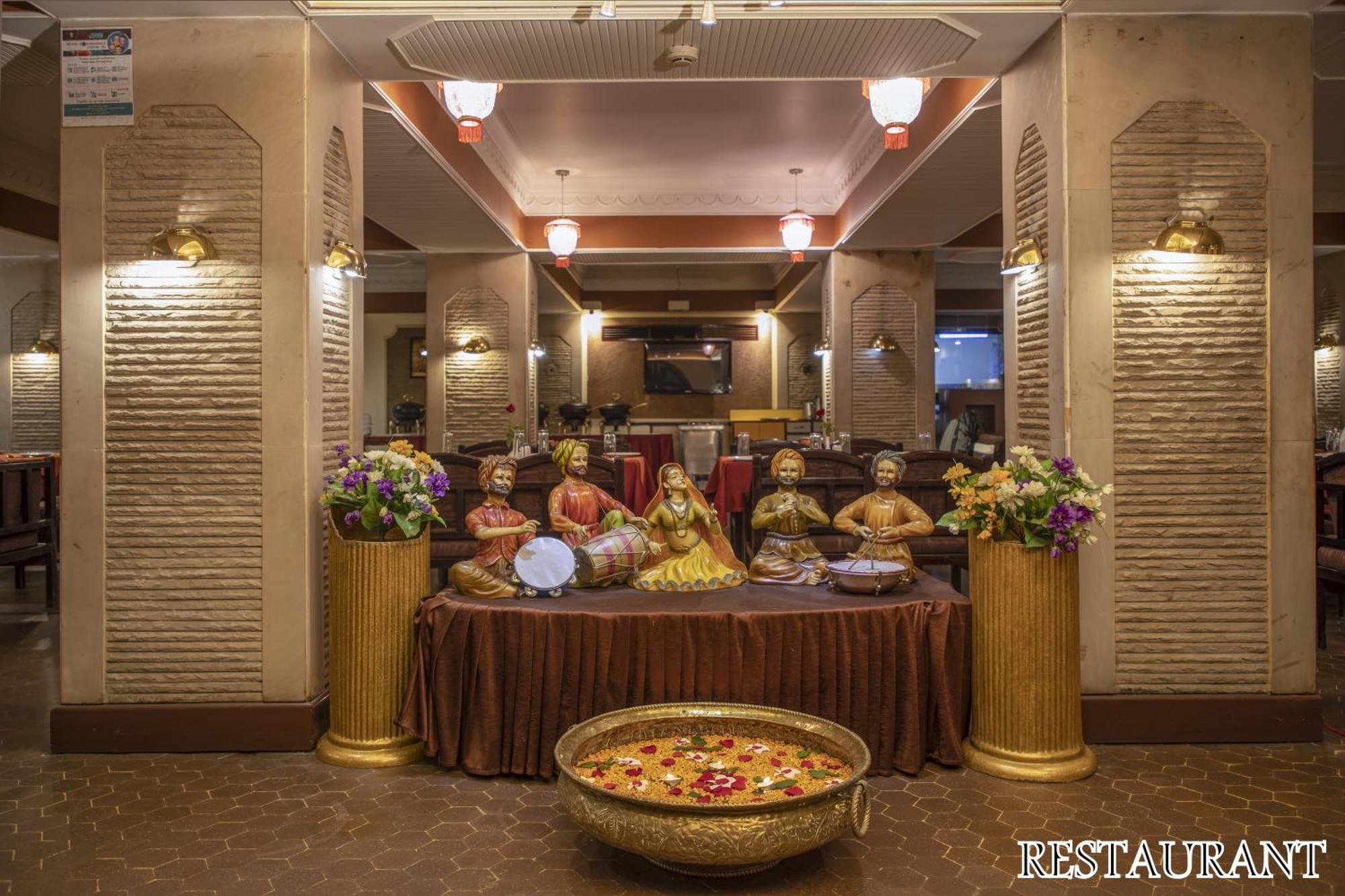 Hotel Rajmahal Guwahati Exteriör bild