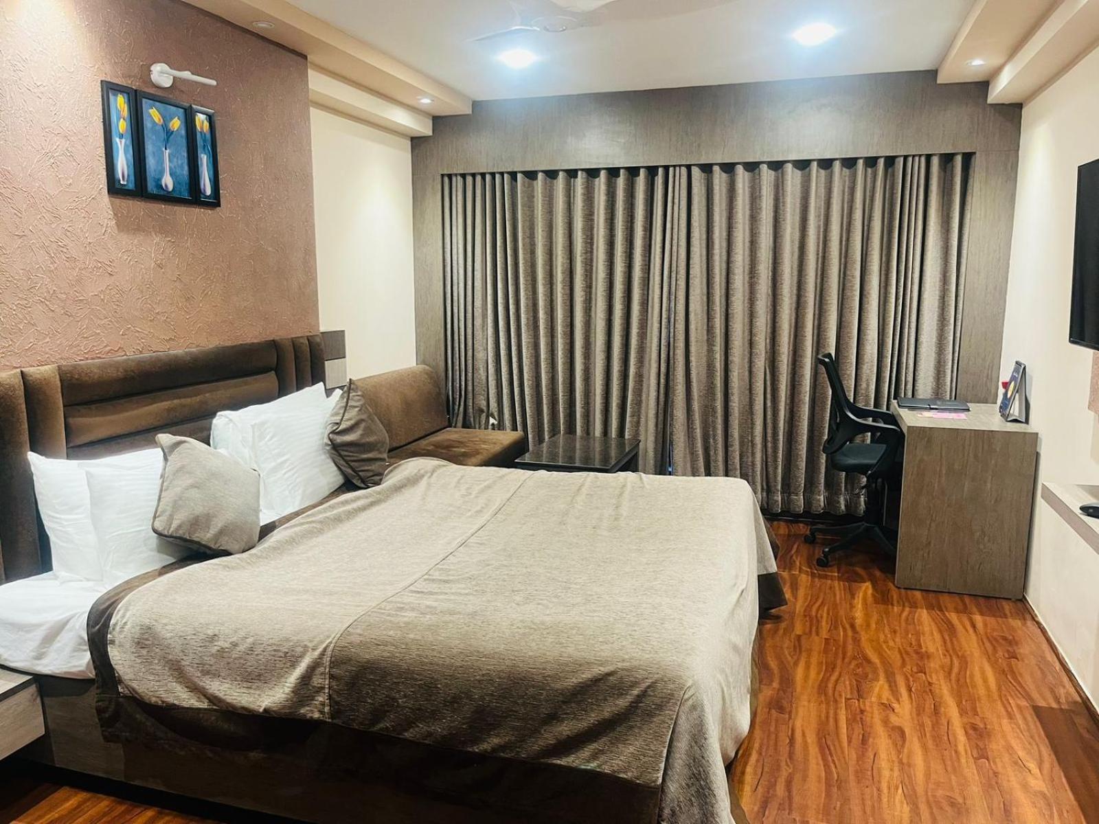 Hotel Rajmahal Guwahati Exteriör bild