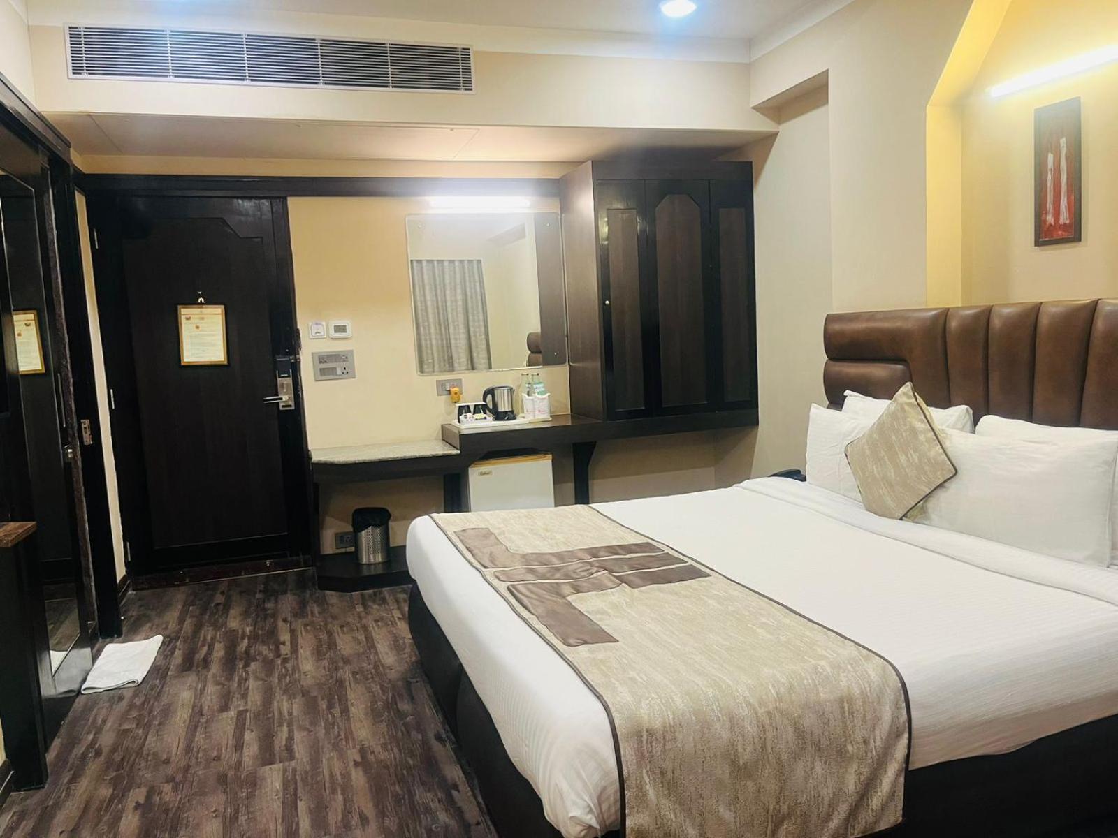 Hotel Rajmahal Guwahati Exteriör bild