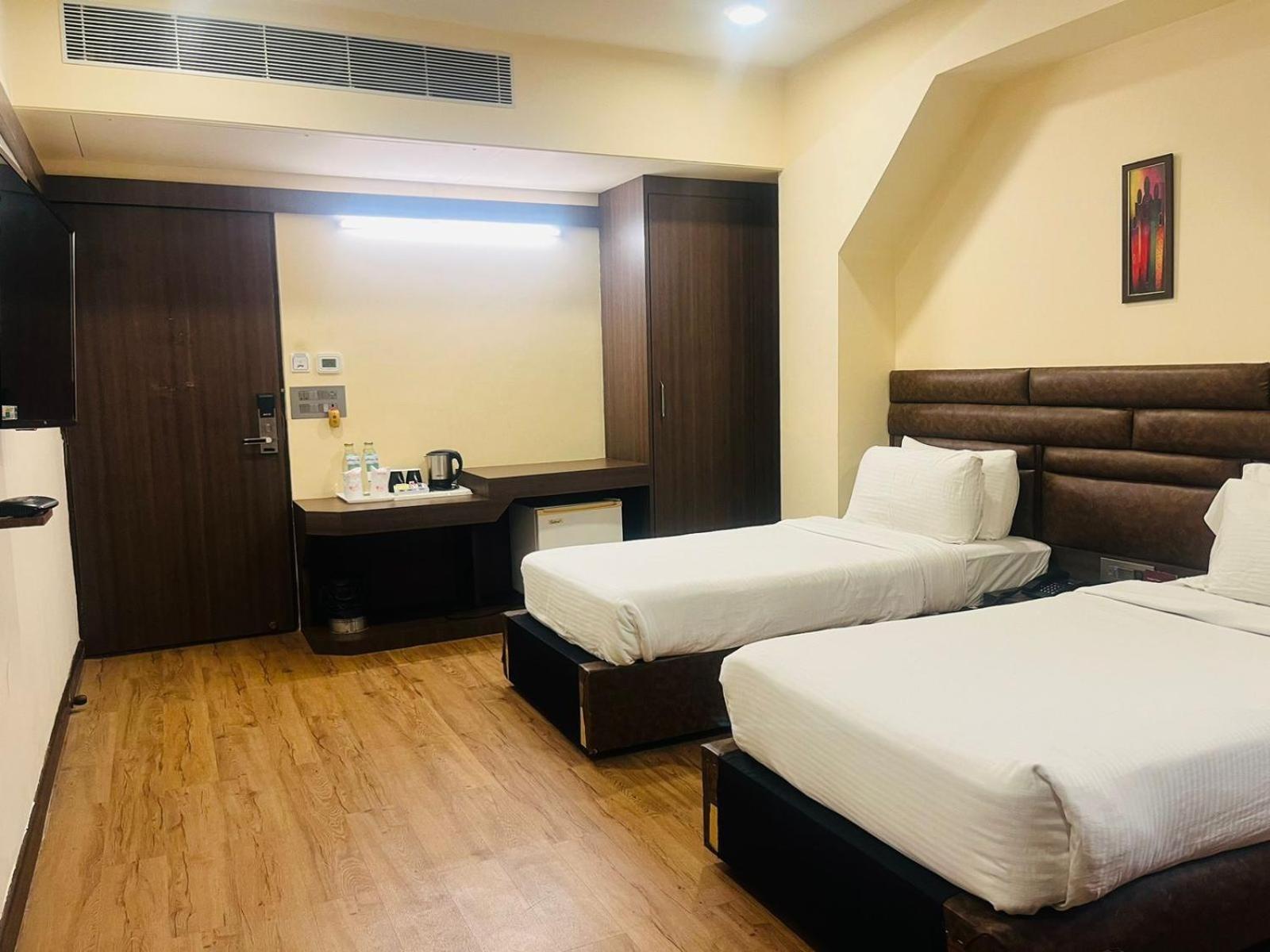 Hotel Rajmahal Guwahati Exteriör bild