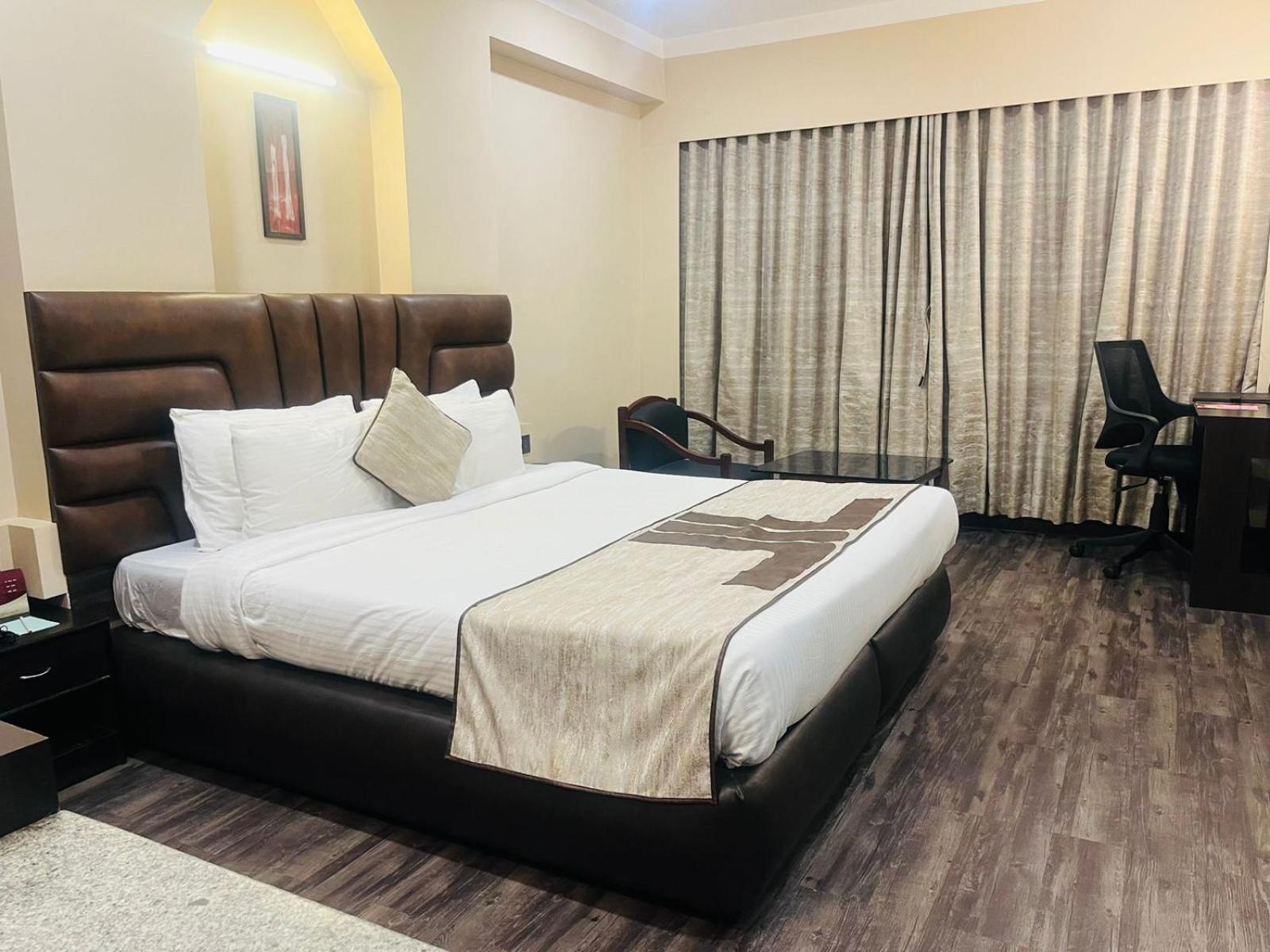 Hotel Rajmahal Guwahati Exteriör bild