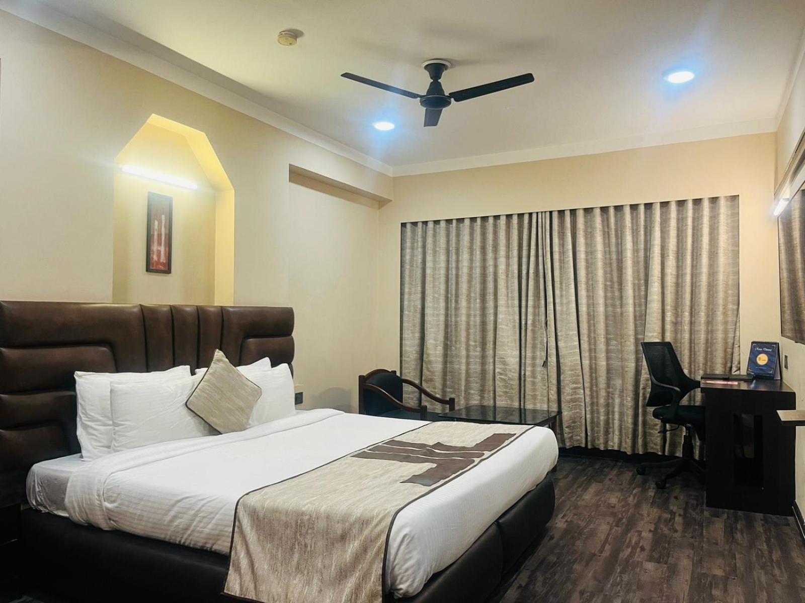 Hotel Rajmahal Guwahati Exteriör bild