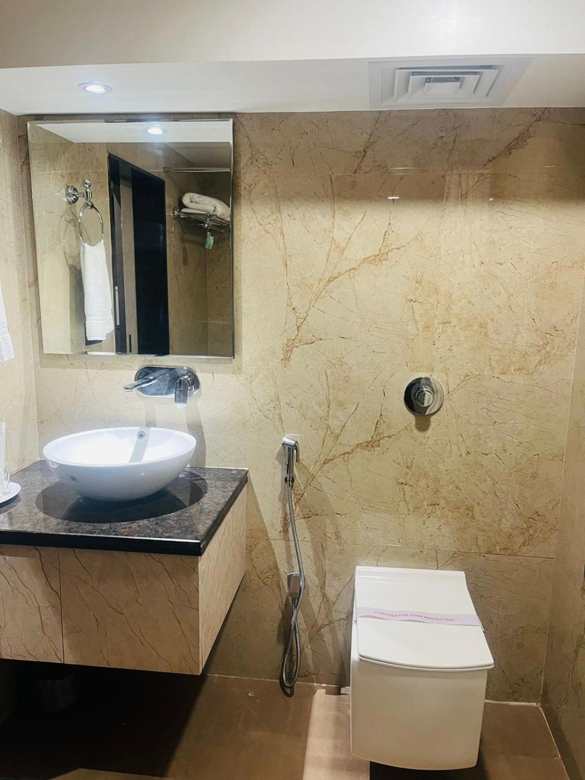 Hotel Rajmahal Guwahati Exteriör bild