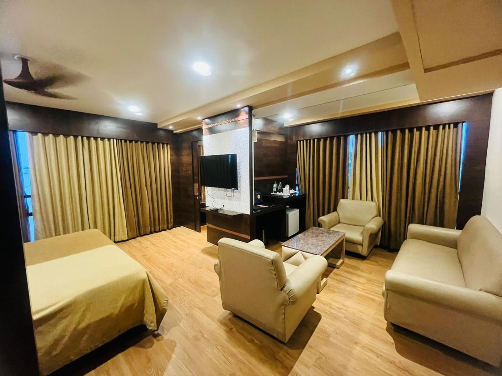Hotel Rajmahal Guwahati Exteriör bild