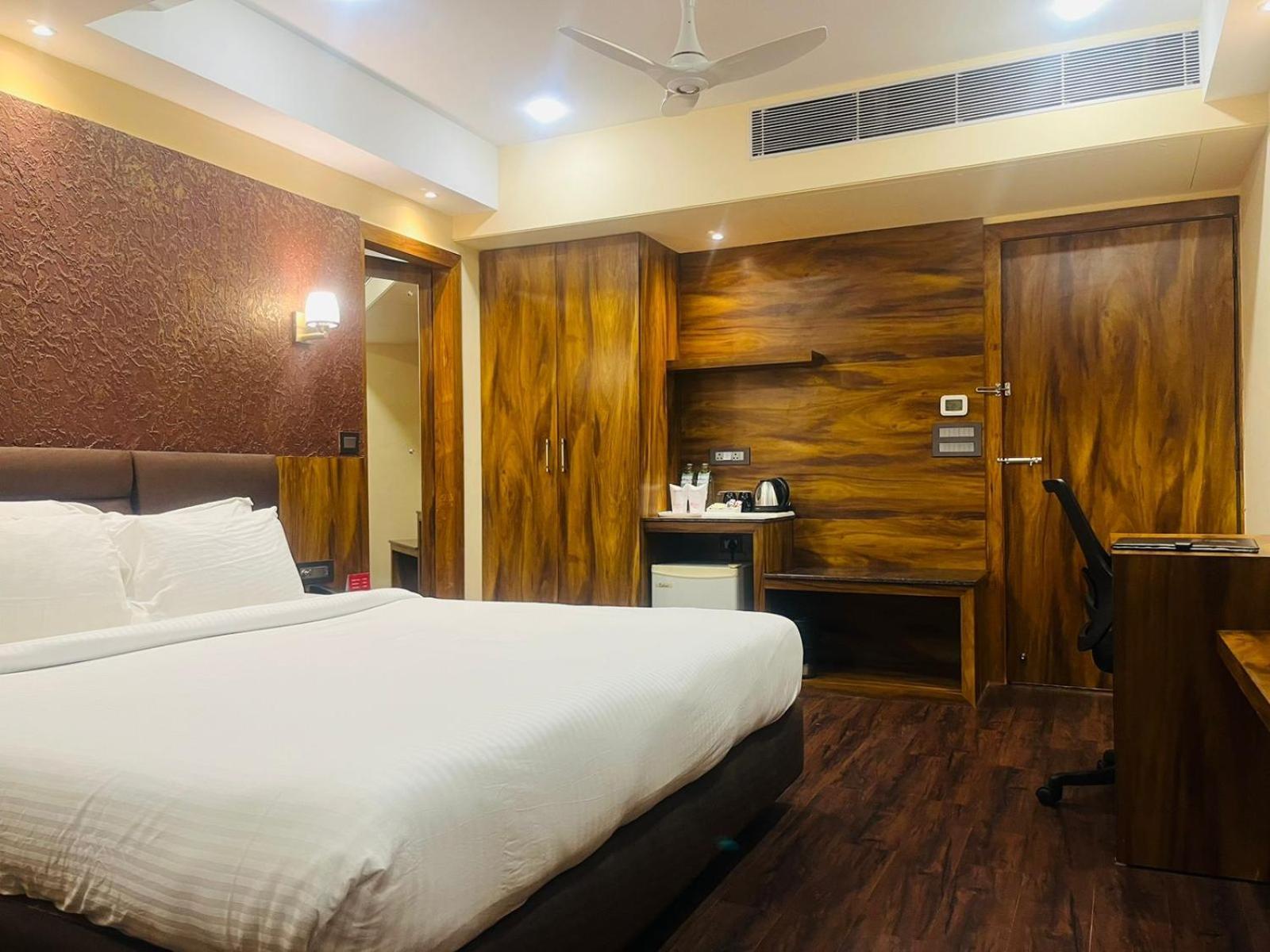 Hotel Rajmahal Guwahati Exteriör bild