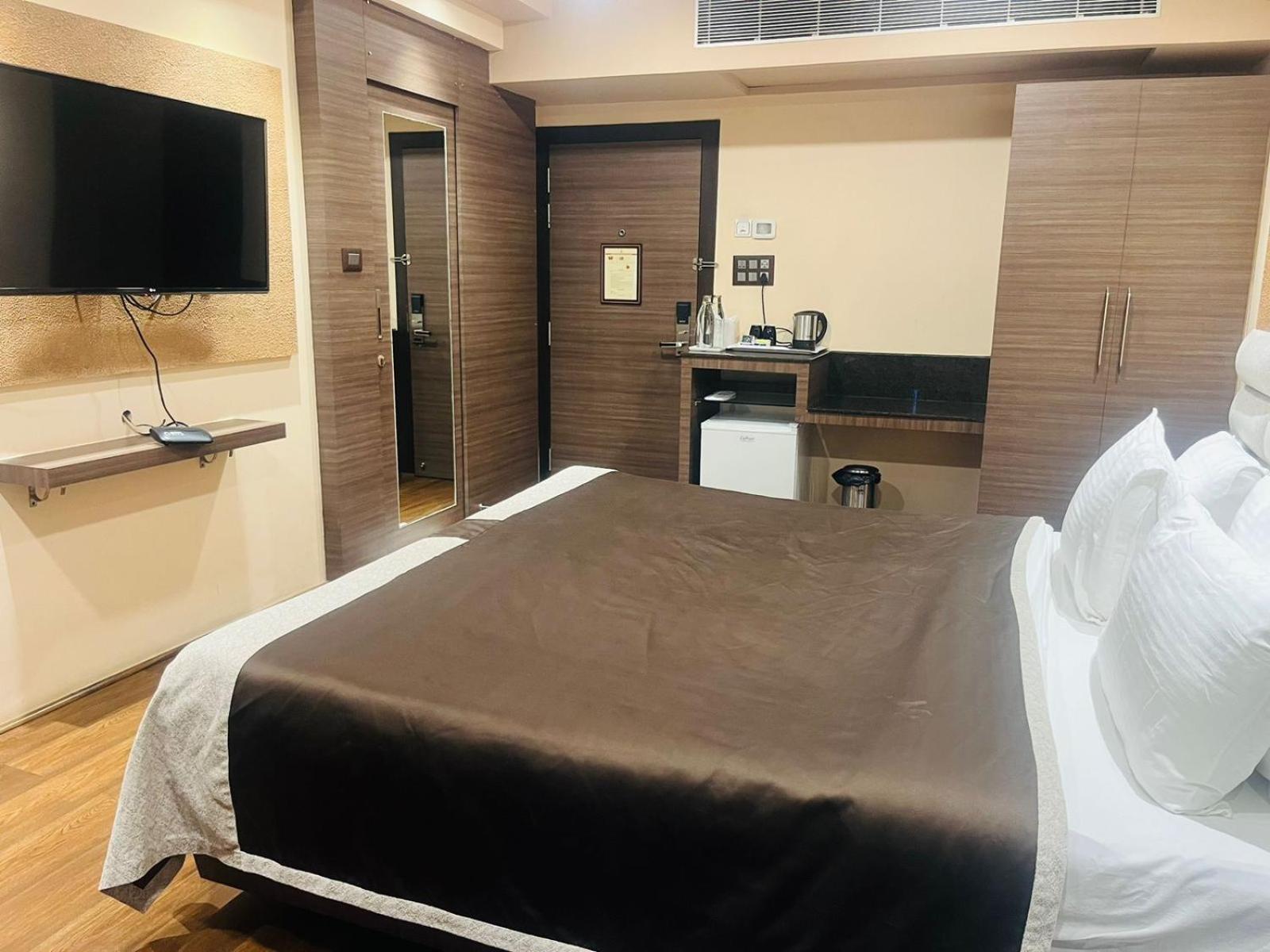 Hotel Rajmahal Guwahati Exteriör bild