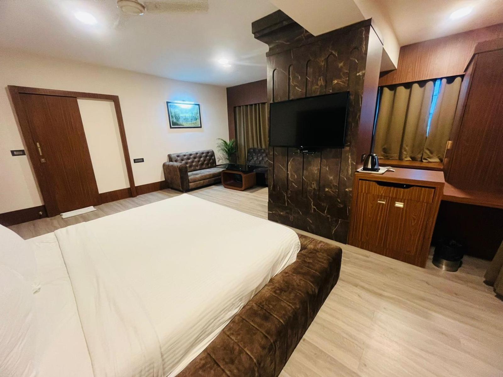 Hotel Rajmahal Guwahati Exteriör bild