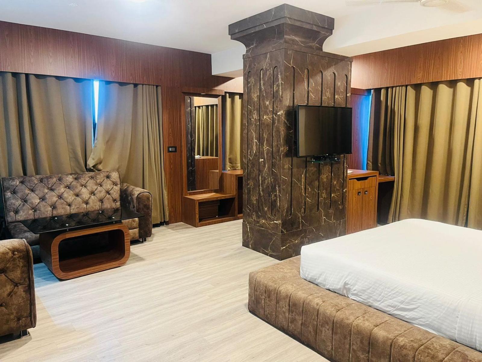 Hotel Rajmahal Guwahati Exteriör bild
