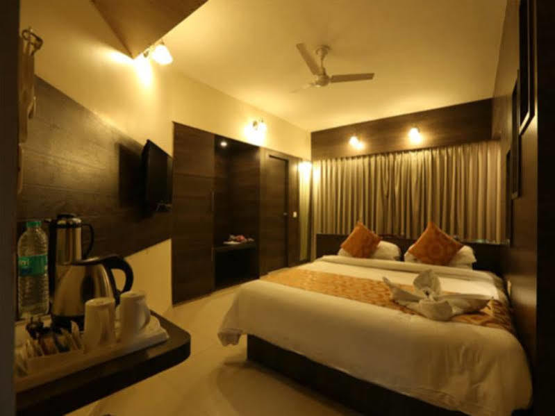 Hotel Rajmahal Guwahati Exteriör bild